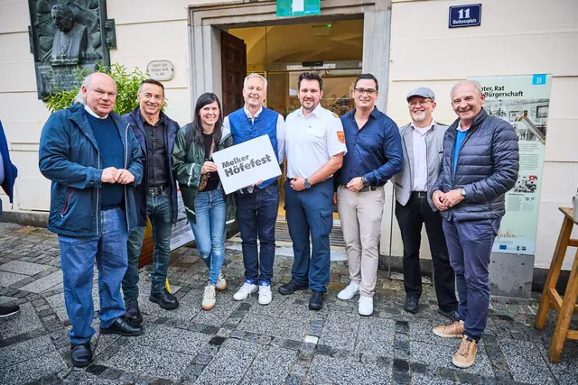 Abt Georg Wilfinger OBS von Stift Melk, Bezirkspolizeikommandant Oberstleutnant Thomas Heinreichsberger, Constanze Schedlmayer, Bezirksstellenkommandant Rotes Kreuz Melk Gerhard Scheiber, Stellvertreter des Leiters des Verwaltungsdienstes im Bezirksfeuerwehrkommando Melk Kevin Hubmann, Bürgermeister Patrick Strobl, EVN Netz NÖ Service Center Leiter Konstantin DeMartin und Vizebürgermeister Wolfgang Kaufmann beim Höfefest 2025 | Foto: Stadtgemeinde Melk / Franz Gleiß