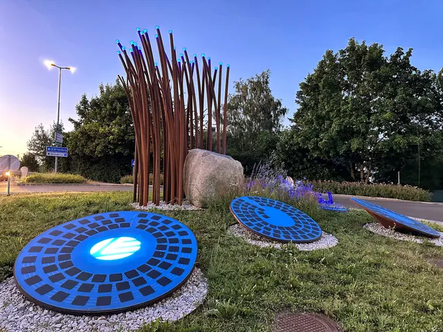 Drei runde Photovoltaikmodule als Energielieferanten für die abendliche Lichtstimmung mit 36 blauen Lichtpunkten am oberen Ende der Metallrohre. | Foto: Permoser