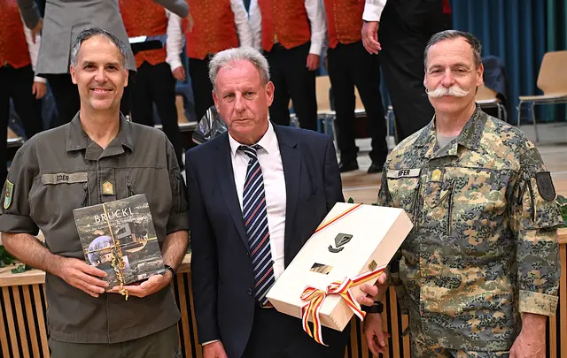 Militärkommandant Philipp Eder und Brigadekommandant Horst Hofer bedankten sich bei Bürgermeister Harald Tellian für die ausgezeichnete Zusammenarbeit. | Foto: Josef Bodner
