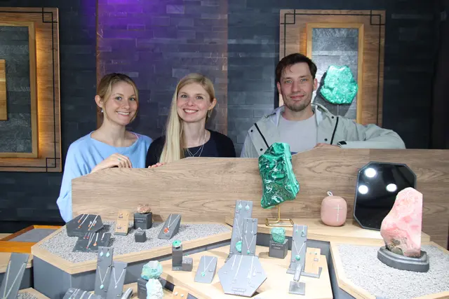 Handgemachte Ohrringe und Halsketten aus Edelsteinen präsentieren Lena Poschenrieder (Mitte) mit Cindy Wengler und Benjamin Förster.