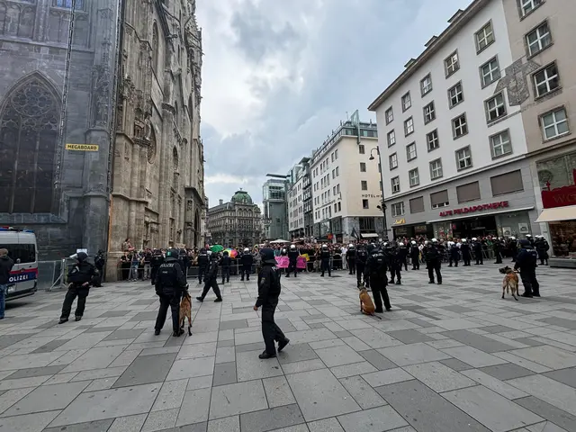 Gegen 16.30 Uhr hat sich eine Blockade beim Stephansdom gebildet. Es ist die Zweite des Tages. | Foto: zVg