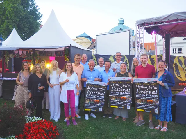 Ein cineastischer Sommer in Klosterneuburg ist garantiert. Zahlreiche Stadt- und Gemeinderäte sowie Ehrengäste waren der Einladung zur Eröffnung gefolgt und genossen einen wunderbaren Kinoabend unter freiem Himmel. | Foto: Kulturamt Klosterneuburg