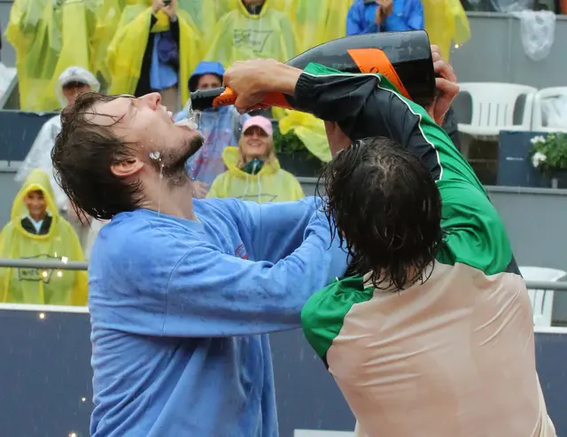 Na Post! Finalgegner Arthur Cazaux (re.) schenkte Turniersieger Bublik bei der Siegerehrung kräftig ein. | Foto: Habison