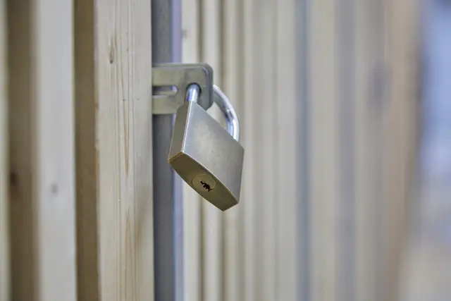 Unbekannte Täter stahlen in der Nacht hochwertige Werkzeuge von zwei Baustellen. | Foto: stock.adobe.com/Symbolfoto
