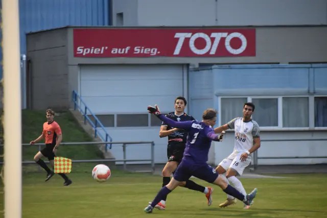 Jura Stimac erzielte vorbei an Wolfsberg-Gaolie Manuel Radl das frühe 1:0. | Foto: Michael Strini
