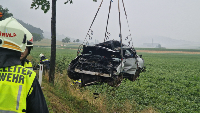 Als die Polizei das Wrack und die Unfallstelle freigab begann die Feuerwehr mit der Fahrzeugbergung. | Foto: DOKU NÖ