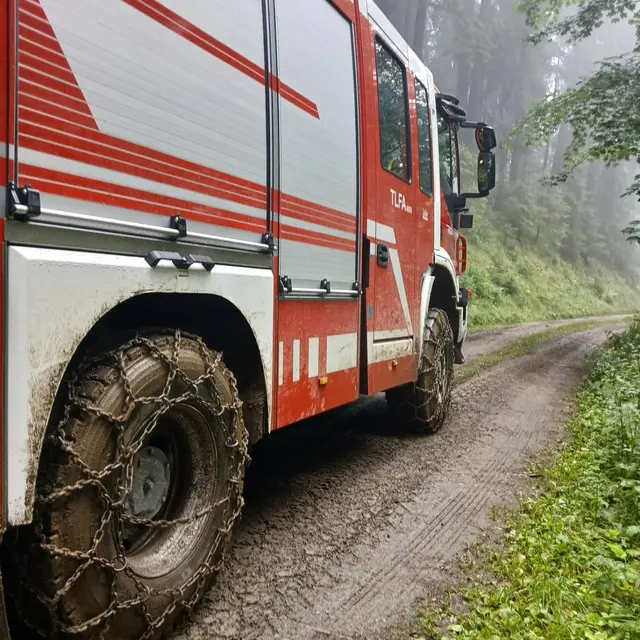 Um in die Nähe der Unfallstelle zu gelangen, mussten auf Grund der schlechten Verhältnisse Schneeketten montiert werden. | Foto: FF Pöls