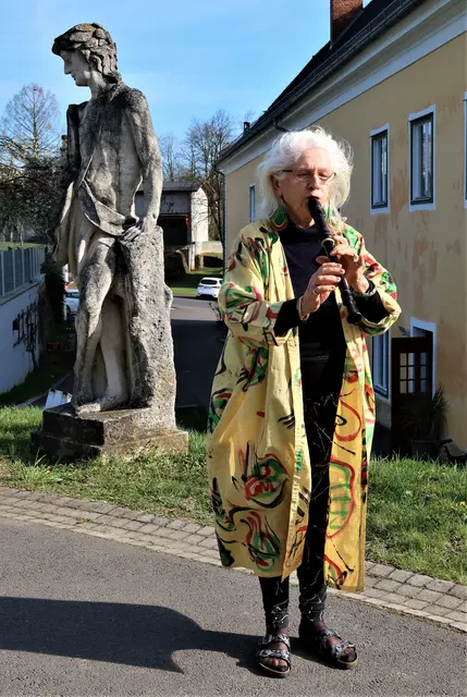 Rosina Moder spielte im Jahr 2022 vor dem Pfarrhof Gnas Volksweisen aus Jamaika. | Foto: MeinBezirk/Johann Schleich
