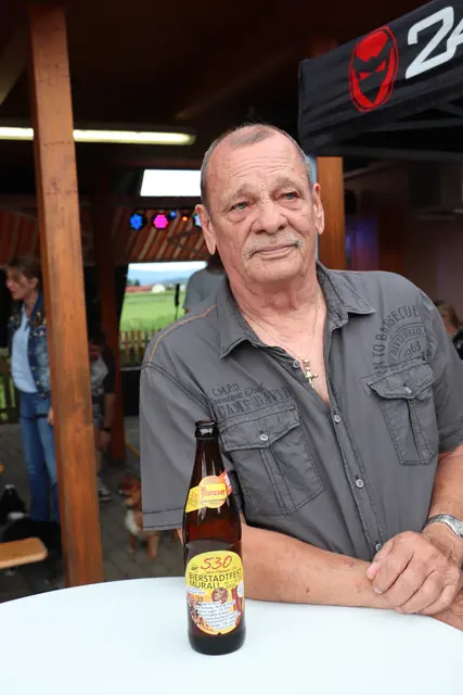 Kurt Krainz wohnt seit 20 Jahren in der Siedlung. Die gute Nachbarschaft fing damit an, dass er jungen Häuselbauern die Schaufel oder ein Werkzeug borgte. "Wir halten zusammen", sagte der Senior beim Nachbarschaftsfest.  | Foto: Edith Ertl