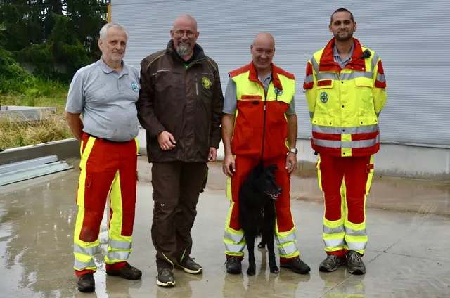 Johann Michels, Obmann Bernhard Lipp vom Hundesport-Verein Schwarzatal, Kommandant Johann Anfang, Regionalleiter-Stellvertreter von der Bezirksstelle Gänserndorf Daniel Rybak. | Foto: Elisabeth Peinsipp