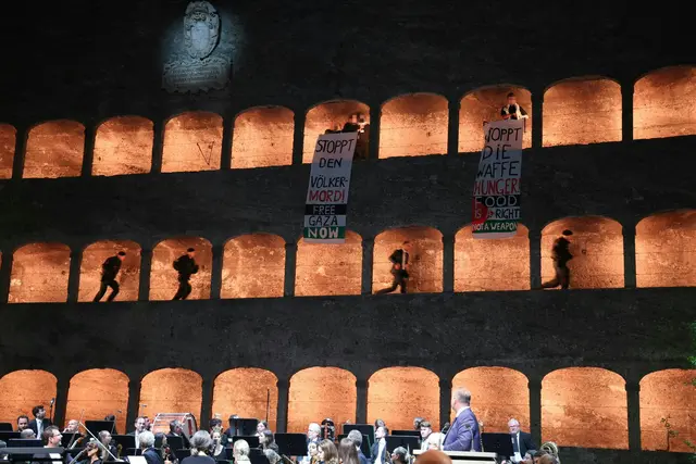 Banner wurden aufgehängt. Laut Polizei tarnten sich die Demonstranten mit gefälschten Ausweisen als Mitarbeitende. | Foto: FRANZ NEUMAYR / APA / picturedesk.com