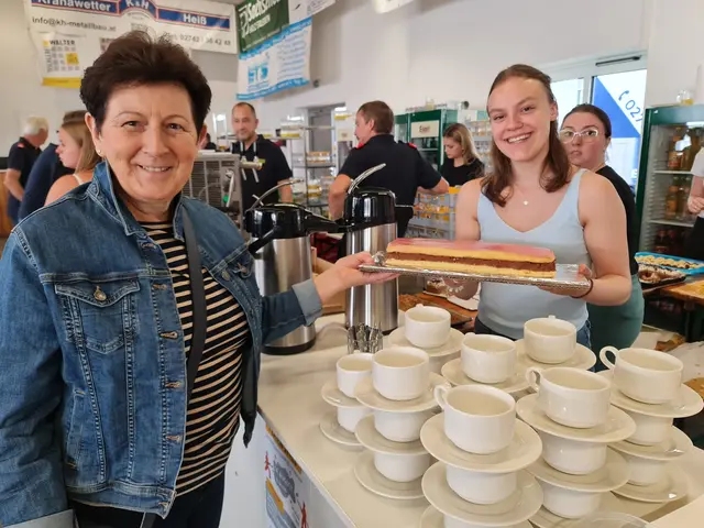 Erni Geißberger spendete Kuchen für die Kaffeebar, überreicht an Magdalena Neuwirth. | Foto: Strobl Cornelia 