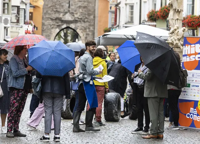 Künstler Peter Lorenz stand im Mittelpunkt der Performance vor dem Sterzinger Rathaus. | Foto: Peter Enrich