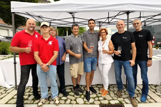 Raimund und Felix Bauer (DER BAUER Triesneckerhof, Kirchberg am Wagram), Barbara Paradeiser (Bio Weinbau Peter Paradeiser Fels am Wagram), Ernst Schauhuber, Josef Hummel (Weingut Josef Hummel , Neudegg), Sonja Paschinger (Urbanihof - BioWeingut  Fels am Wagram) und Werner Weinlinger (Weingut Weinlinger, Absdorf). | Foto: Christian Nowotny