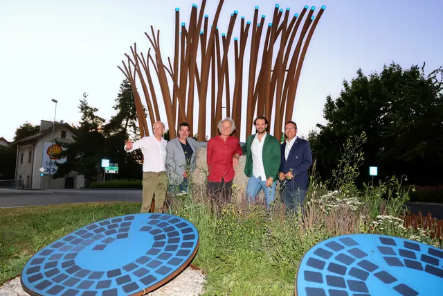 v.l.n.r.: Unternehmer Thomas Landsteiner, Kulturstadtrat Stefan Jandl, Bildhauer und Installationskünstler Herbert Golser, Unternehmer Lukas Landsteiner und Bürgermeister Christian Haberhauer. | Foto: Permoser