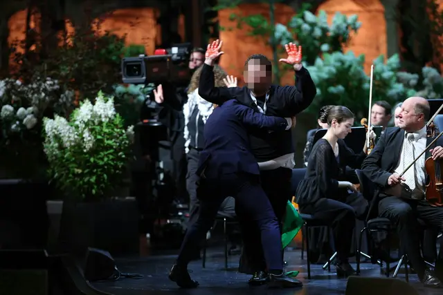 Eine Störaktion fand am Samstag, 26. Juli, im Rahmen der Eröffnung der Salzburger Festspiele in Salzburg während der Rede von Vizekanzler und Kulturminister Andreas Babler (SPÖ) statt. | Foto: FRANZ NEUMAYR / APA / picturedesk.com 