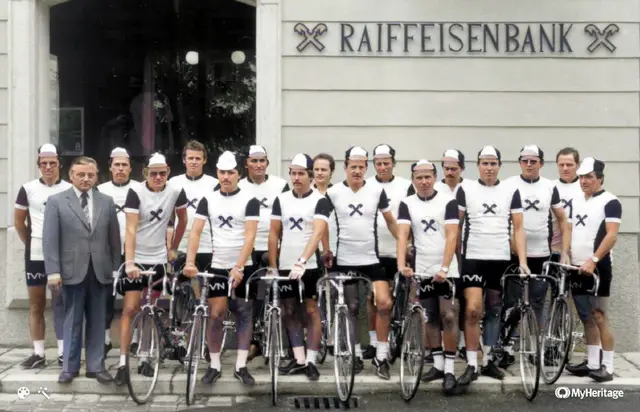 Die Radclubmitglieder 1978 mit Direktor Franz Schöller, Raiffeisenbank Mauthausen. | Foto: Mauthausen Tourismus