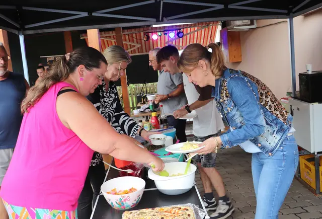 SPAR, Tann und Murauer Bier stellten alles für ein 30-Personen-Fest zur Verfügung, aber Salate und Kuchen kamen von den Nachbarn. | Foto: Edith Ertl