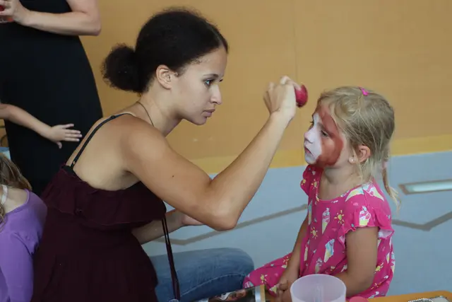 Aus dem gesellschaftlichen Leben in Kalsdorf ist die Points4Action-Jugend nicht mehr wegzudenken. Beim Fest der Vereine halfen sie bei der Kinderecke aus und schminkten die jüngsten Besucher zu Schmetterlingen  | Foto: Edith Ertl