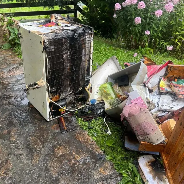 Verkohlte und angebrannte Utensilien wurden ins Freie getragen. | Foto: FF Köflach