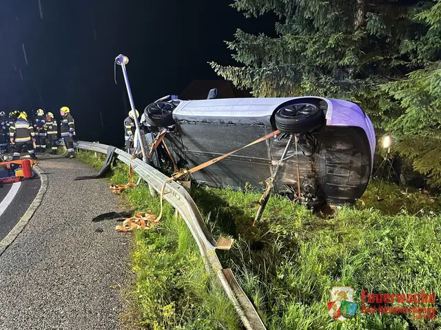 Das Auto lag auf der Seite. | Foto: FF Bad Kleinkirchheim