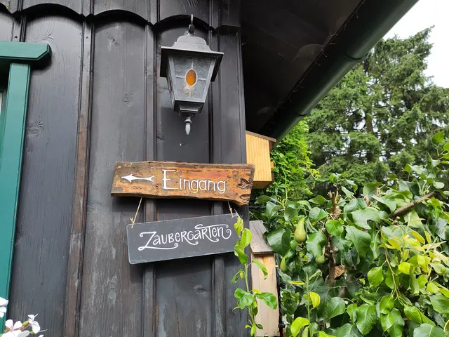 Ein Schild weist den Weg zum "Zaubergarten". | Foto: Berger