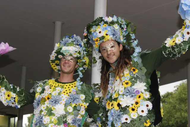 The Living Garden begeisterten mit Ihrem Walking Acts beim Sommerfest | Foto: Walter Kellner