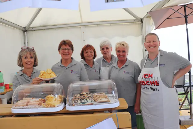 Hausgemachter Kuchen vermag bei kleinen Wehwechen manchmal auch zu trösten. Bei großen und kleineren Schicksalsschlägen darf die Region auf die ehrenamtliche Hilfe des Hospizteams rechnen. Die guten Seelen, die eine Stütze in schwierigen Zeiten sind, verwöhnten die Besucher mit köstlicher Nuss- und Mohnpotize und sonstigen Köstlichkeiten aus der Mehlspeisküche. | Foto: Edith Ertl