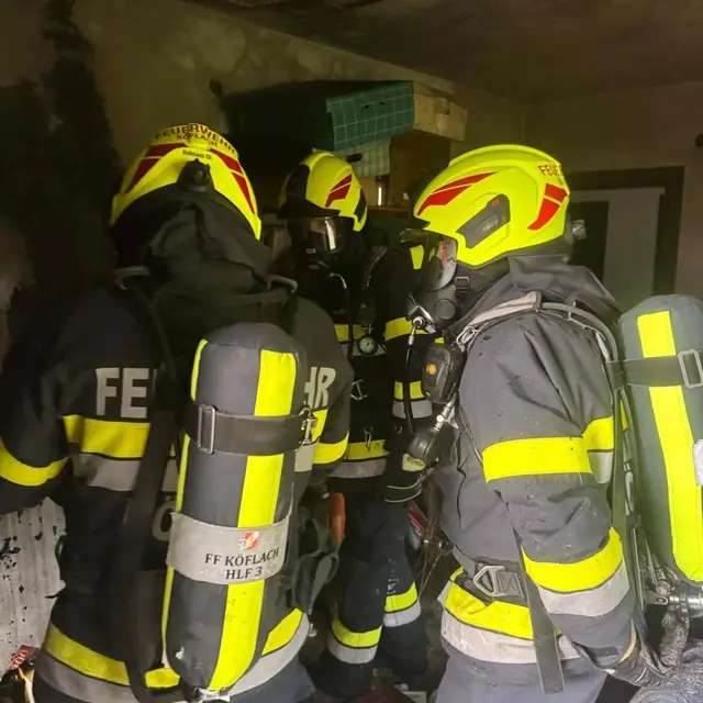 Unter schwerem Atemschutz wurde der Innenangriff gestartet. | Foto: FF Köflach
