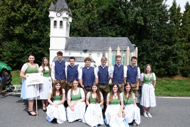 Langjugend Bad St. Leonhard vor dem Modell der Leonhardi Kirche. | Foto: MeinBezirk.at (126)