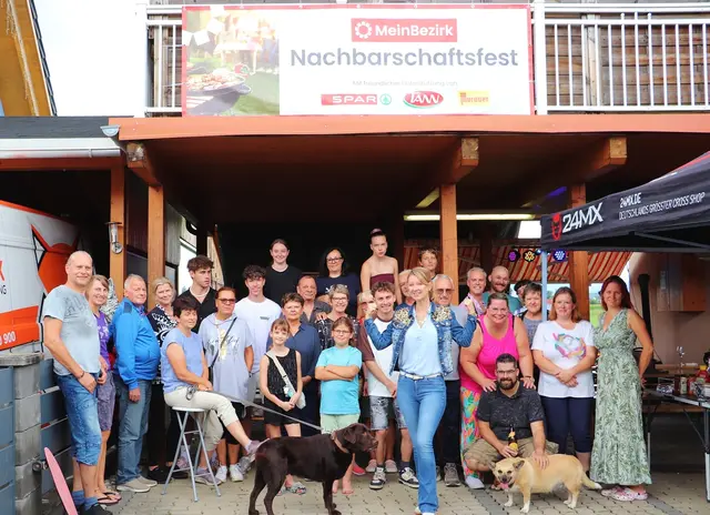 Selina Messner (vorne) feierte mit den Bewohnern ihrer Gasse das MeinBezirk-Nachbarschaftsfest. | Foto: Edith Ertl