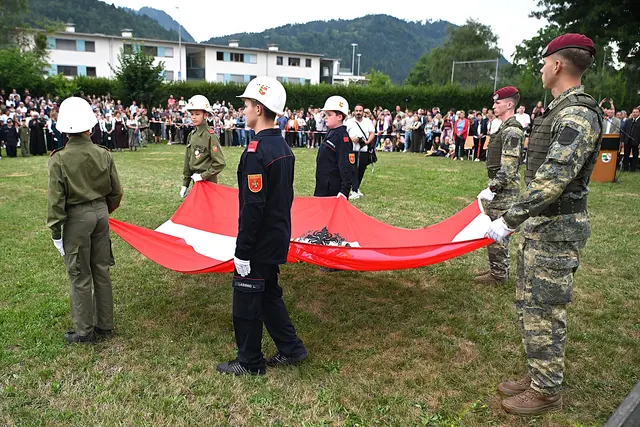 Die Jüngsten der Feuerwehr waren stolze Fahnentträger | Foto: Josef Bodner