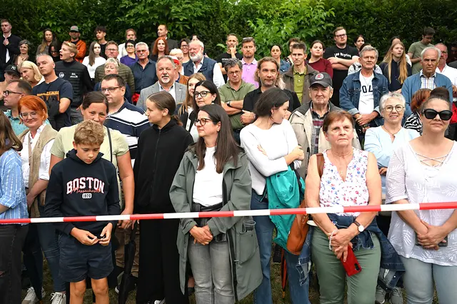 Unglaublich, wie viele Besucher bei dieser Angelobung waren. Auf allen vier Seiten des Platzes waren unzählige Gäste