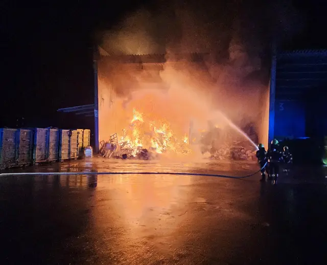 In einer Villacher Recyclinganlage hatte sich am Freitag Restmüll entzündet.  | Foto: Hauptfeuerwehrwache Villach
