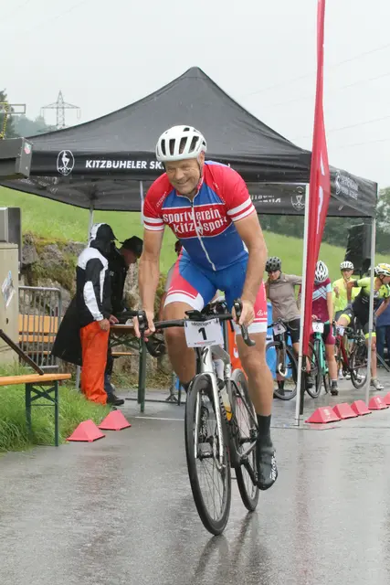 Toni Ehrensperger, Obmann des Veranstaltervereins SV Kitzsport, ging aks Erster mit Startnummer 1 ins Rennen  | Foto: Habison