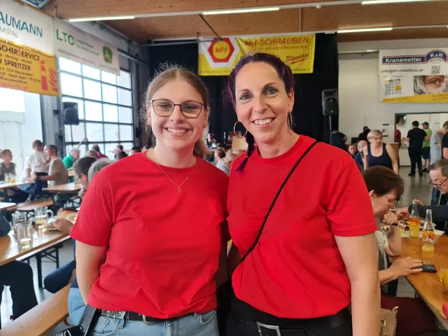 Karin Weiß und Helene Bauer kümmerten sich gut gelaunt und freundlich um die Bewirtung der Gäste. | Foto: Cornelia Strobl