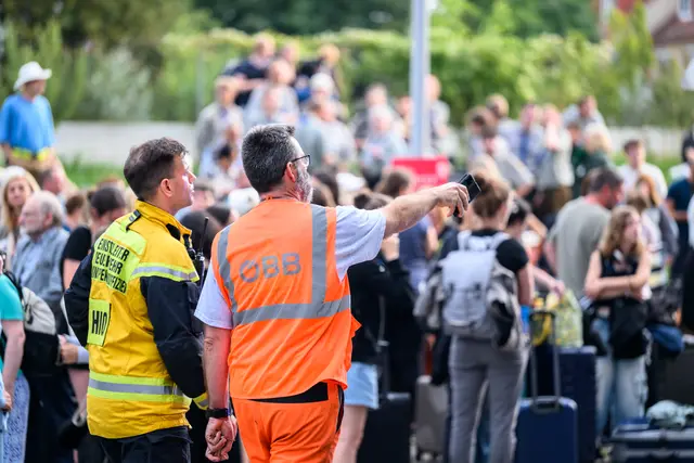 Fahrgäste eines ICE-Zuges steckten am Samstagnachmittag ohne Strom und Licht in einem Tunnel in Wien fest. Nach sechs Stunden konnten sie erst evakuiert werden. | Foto: MAX SLOVENCIK / APA / picturedesk.com