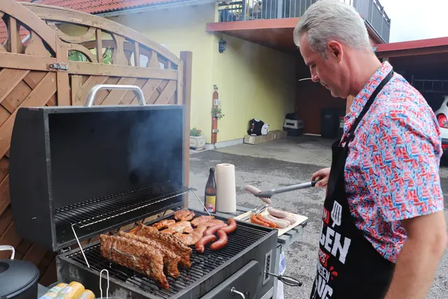 Kemal Besic ist einer der Nachbarn von Selina Messner. Er grillte, dass allein der Duft von Würstel und Rippchen schon hungrig machten. | Foto: Edith Ertl