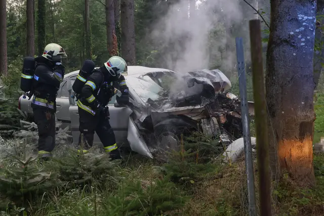 Ein 21-Jähriger prallte in Wels nach einem Ausweichmanöver gegen einen Baum, das Auto geriet in Vollbrand. | Foto: laumat/Matthias Lauber