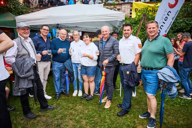 EVN Netz NÖ Service Center Leiter Konstantin DeMartin, Bürgermeister Patrick Strobl, Abt Georg Wilfinger OBS von Stift Melk, Präsidentin der Sportunion Melk Karin Herzog mit Nachfolgerin Matilda Kolev, Vizebürgermeister Wolfgang Kaufmann, Stellvertreter des Leiters des Verwaltungsdienstes im Bezirksfeuerwehrkommando Melk Kevin Hubmann mit Bezirksfeuerwehrkommandant Manfred Babinger beim Höfefest 2025 | Foto: Stadtgemeinde Melk / Franz Gleiß