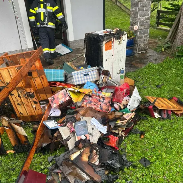 Um Glutnester auszuschließen, brachte die Feuerwehr viele Sachen ins Freie. | Foto: FF Köflach