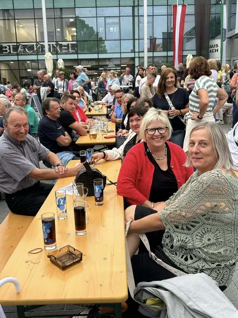 Die Tische und Bänke waren voll, der Rathausplatz platzte aus allen Nähten. | Foto: Stadtgemeinde Köflach