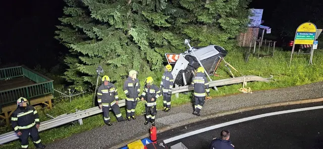 Der 21-jährige Beifahrer musste aus dem Auto geborgen werden. | Foto: FF Bad Kleinkirchheim