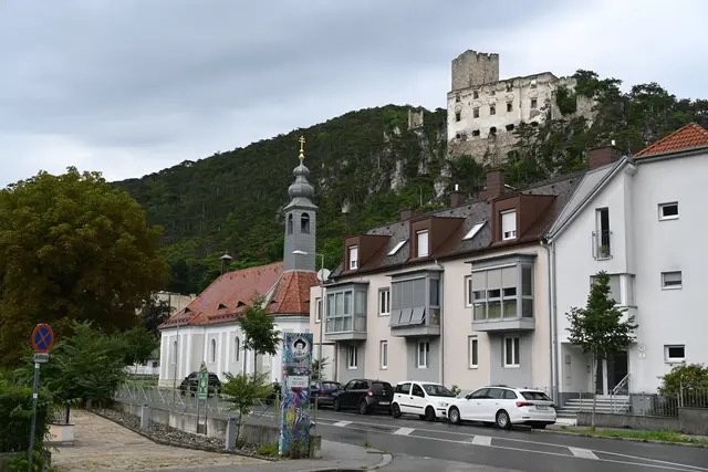 Kirche St. Helena und Burg Rauhenstein