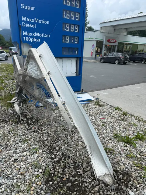 Eine alkoholisiert fahrende Pkw-Lenkerin kam nach einem Sekundenschlaf von der Fahrbahn ab und krachte gegen einen Preismast. | Foto: zoom tirol