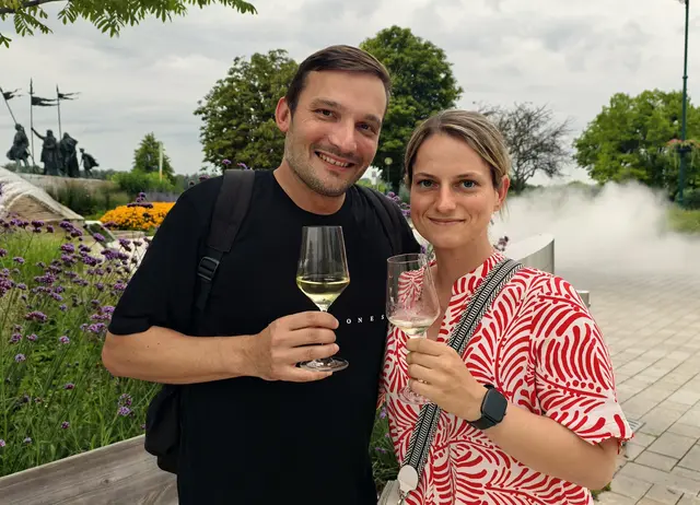  Ein Glas Gelber Muskateller für Michi Steinbrecher und Melanie Huber. | Foto: Christian Nowotny
