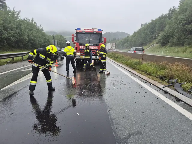 Die Aufräumarbeiten nach dem Unfall. | Foto: www.einsatzdoku.at