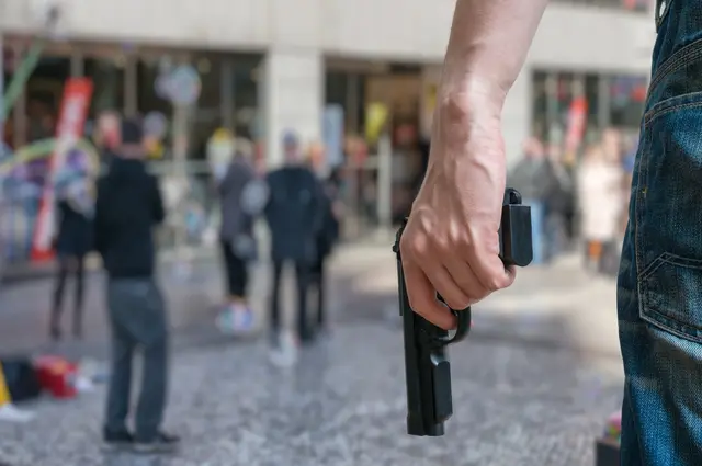 Ein 30-Jähriger bedrohte am Freitag zwei Passanten mit einer gefälschten Pistole. (Symbolfoto) | Foto: stock.adobe.com/at/vchalup