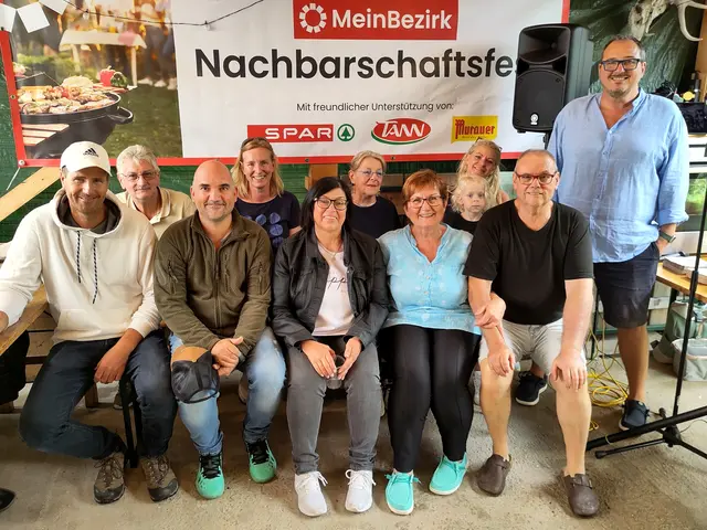 Ursula Bum (hellblaue Bluse) konnte sich über den Gewinn des MeinBezirk-Nachbarschaftsfests freuen. | Foto: Berger
