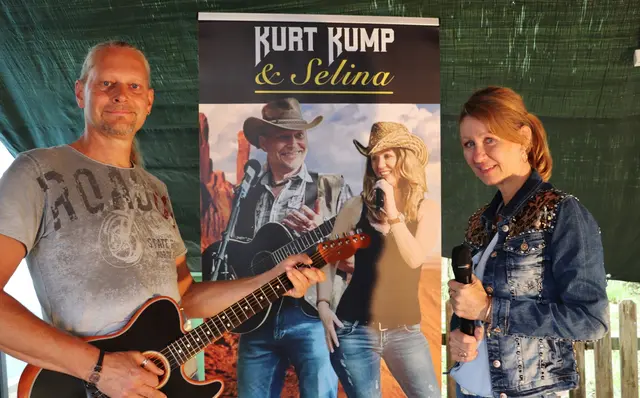 Kurt Kump und Selina Messner treten bei Firmenfeiern oder Geburtstagen als Duo "Kurt Kump & Selina" auf. Klar, dass sie das Nachbarschaftsfest auch musikalisch gestalteten. | Foto: Edith Ertl
